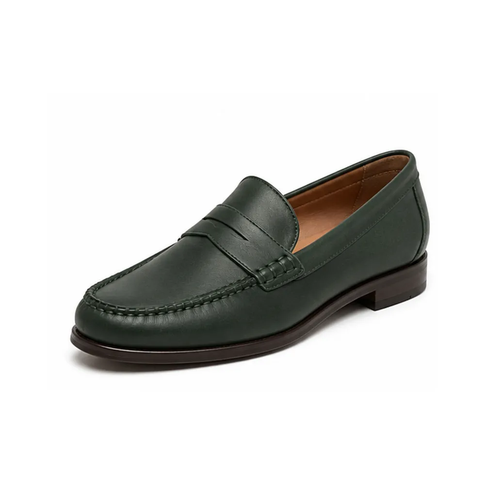 Private label moc toe hand stitched loafer for women shown as the main product image for brands, retailers and wholesalers.